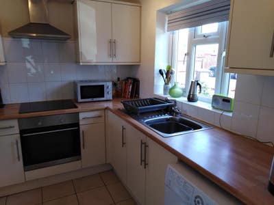 Double room in friendly house nr beach Main Photo