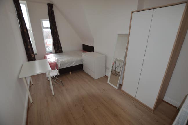 Large double room 2 Min walk Turnpike Lane station Main Photo