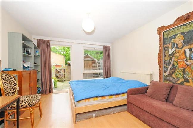 Huge room near Clapham Junction, available now Main Photo
