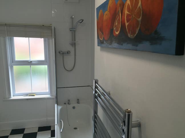 Fantastic Doubles 5 Mins Walk to County Hospital Main Photo