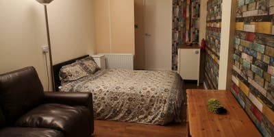 Self Contained Ensuite /Studio in Executive House Main Photo