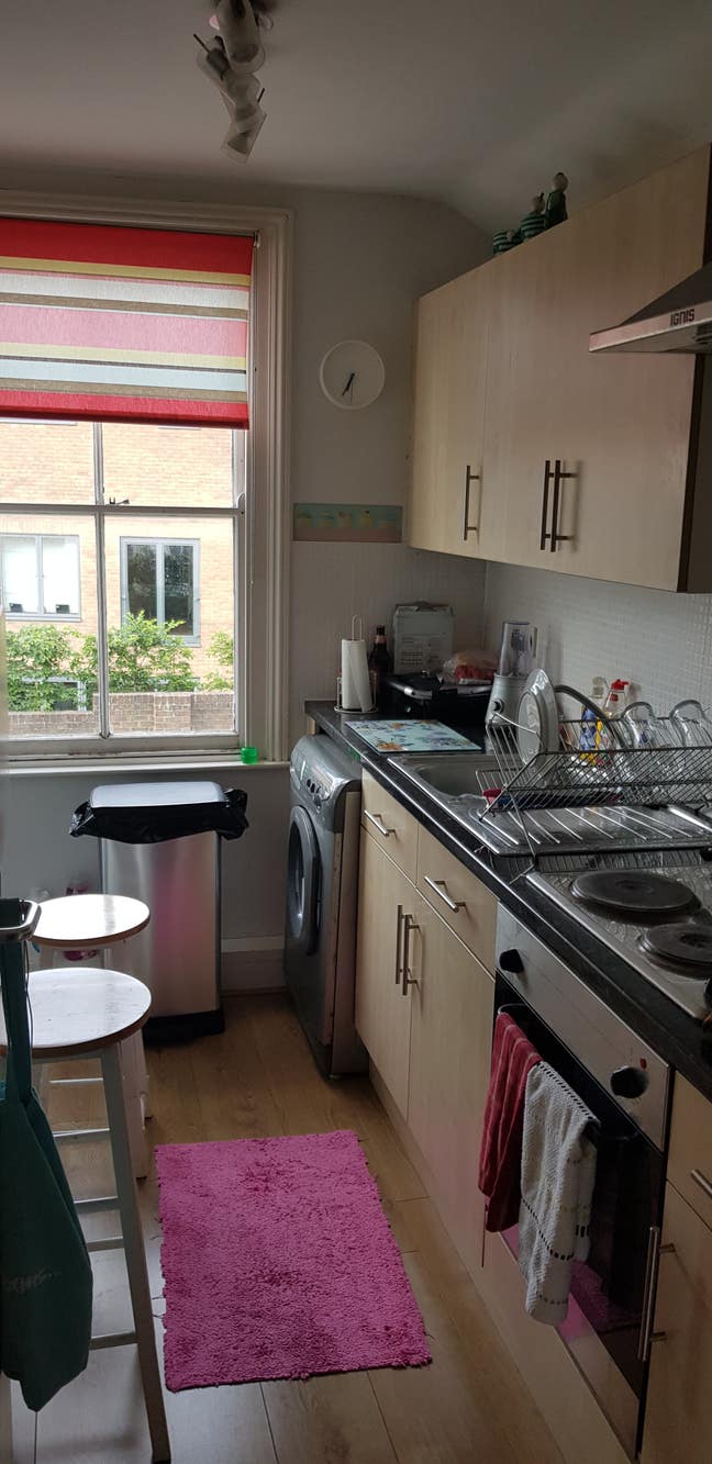 Property close to town centre 1 room available. Main Photo