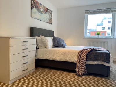 Good Size Furnished Double Room - E16 -On-Site Gym Main Photo