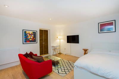 Modern Basement Studio Flat Main Photo