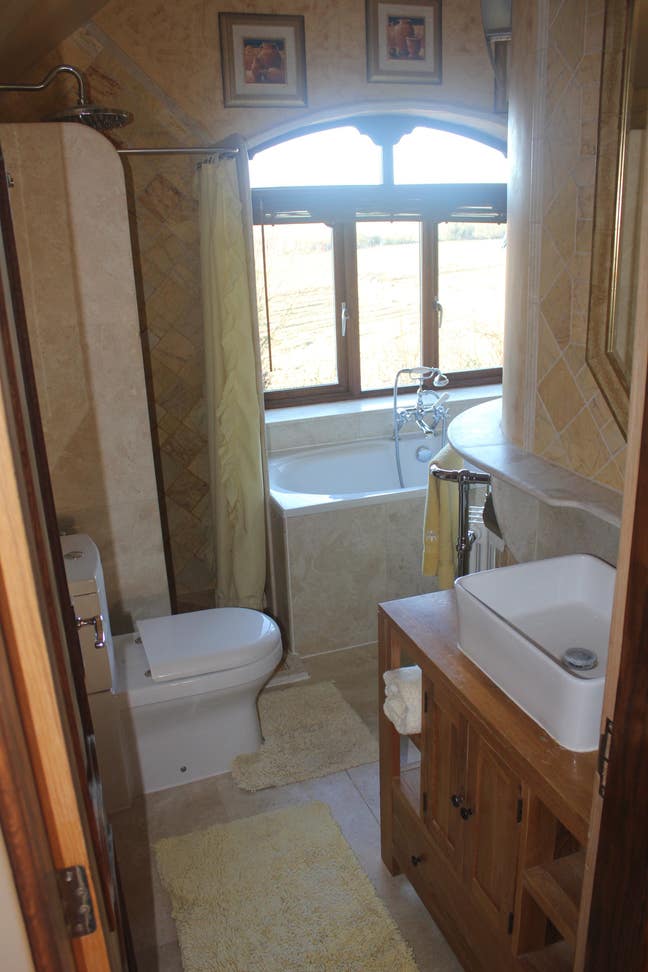 En-Suite Double Room In Very Nice House & location Main Photo