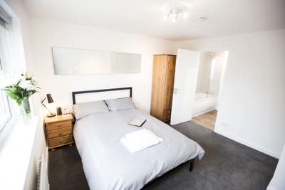 Double rooms with private bath - No Fees/bills inc Main Photo