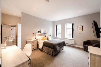 💫 Ensuite Rooms Prime Farnworth Location! 🚗🚌 Main Photo