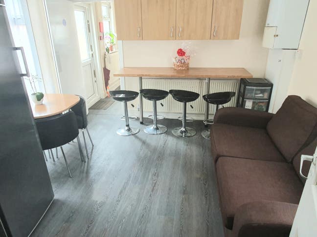 Bright, large double room Main Photo