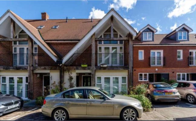 Large double bedroom near Guildford Town  Main Photo