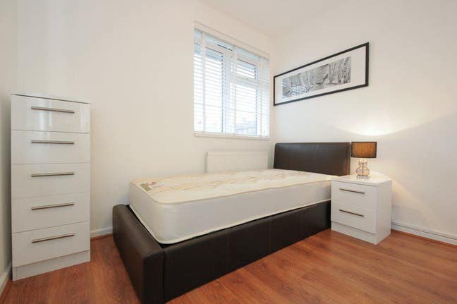 Double room W4 p/share. ALL bills,TV's,cleaner Main Photo