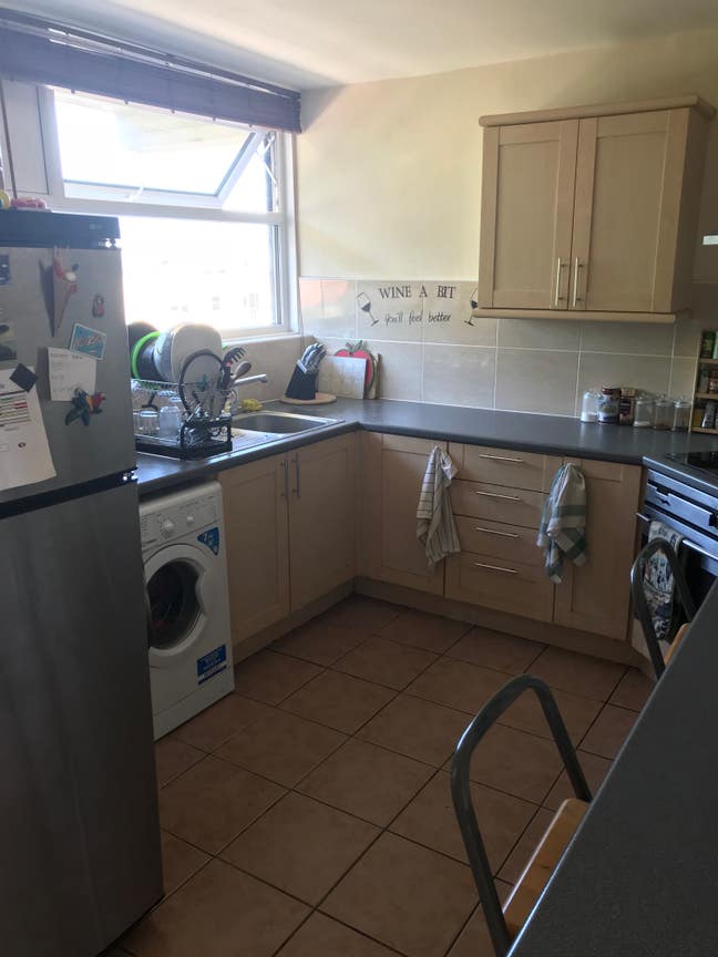 Room with a double bed in a great location. Main Photo