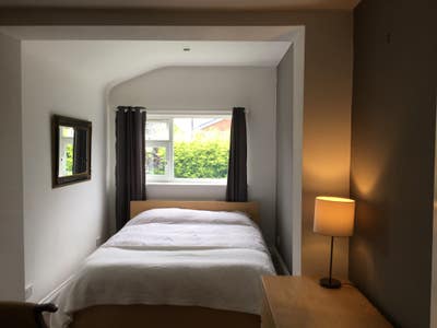 Double room available in modern family house  Main Photo