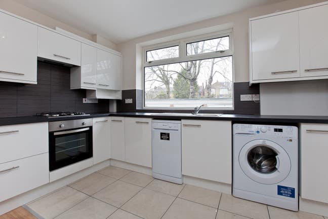Lovely Double room in a 4 bed flat SW16 Main Photo