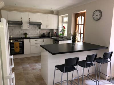 Large en-suite room in a great location Main Photo