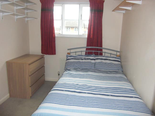 Smart double room for single let Bagshot Main Photo