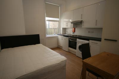 Large single bedsit in Queens Park NW6 Main Photo