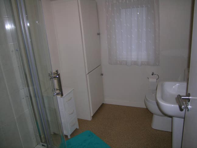 Room to rent in 3 bed semi detached house Main Photo