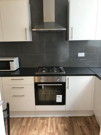 2 min walk  from the university 4 bedroom Main Photo