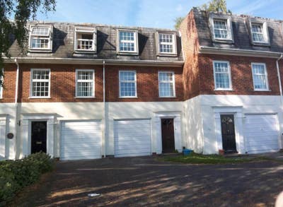 5 Bedroom property in Englefield Green Main Photo
