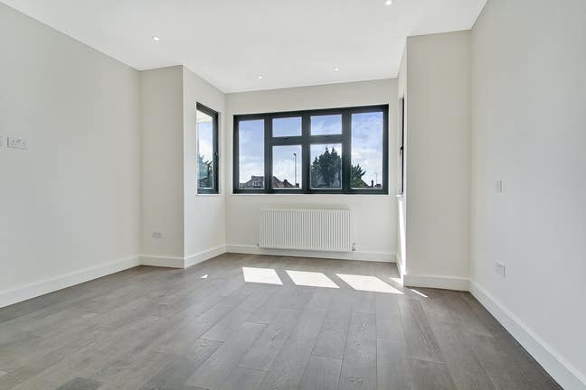 Three bedroom flat , two bathrooms , parking  Main Photo