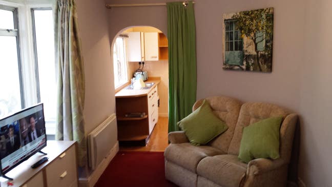 Comfortable weekly Guest room, built in kitchen. Main Photo