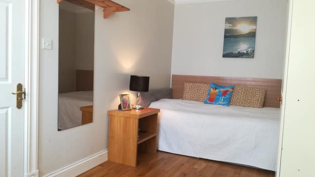  Comf Dbl room, parking, close to tube, WiFi  incl Main Photo