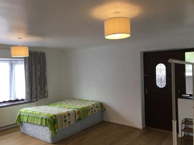 Studio Flat with Free Parking, Great for Couples!  Main Photo