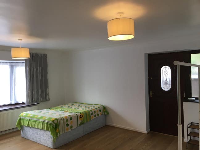 Studio Flat with Free Parking, Great for Couples!  Main Photo