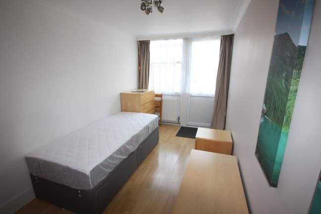 Large ground floor room with garden access. Main Photo