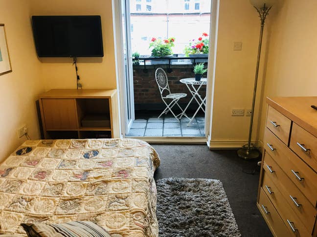 Double bedroom & balcony in Twickenham.      Main Photo