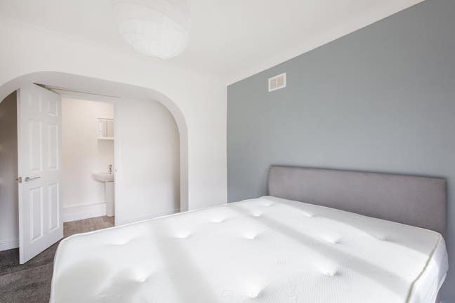  Bedroom with en suite bathroom  Main Photo