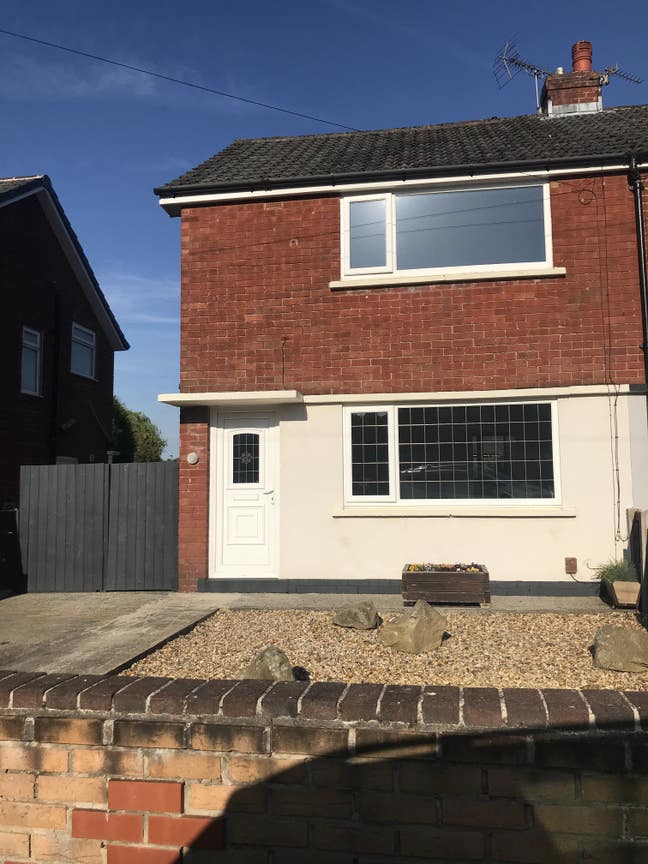 Beautiful 2 bedroom house front garden back garden Main Photo