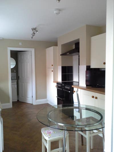 Big private double VERY close to Hospital Main Photo