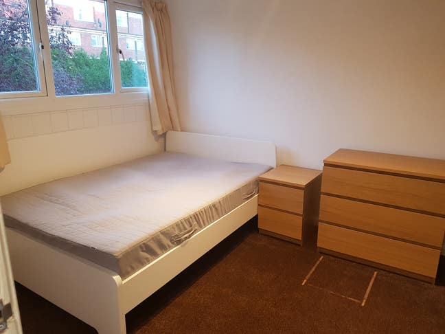 Lovely Double Bedroom with all bills included Main Photo
