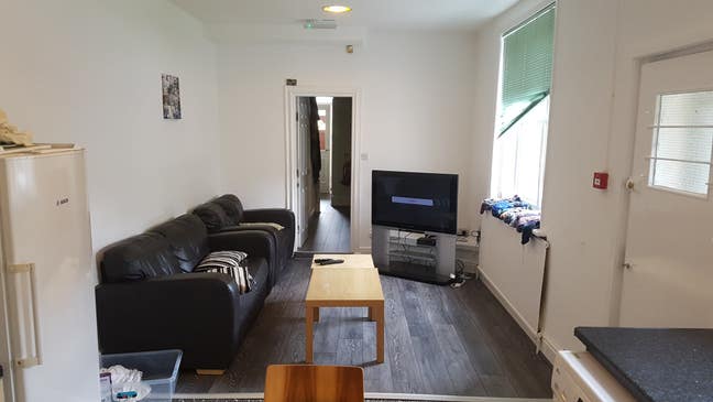 One Double Bedroom In a large 6 Bed House Main Photo
