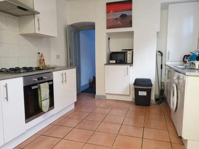  Spacious room, Nr town & hospitals. Main Photo