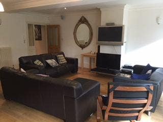  4 double  bedrooms available in garden flat Main Photo