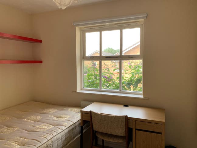 Bermondsey - Double Bedroom in Terraced House  Main Photo