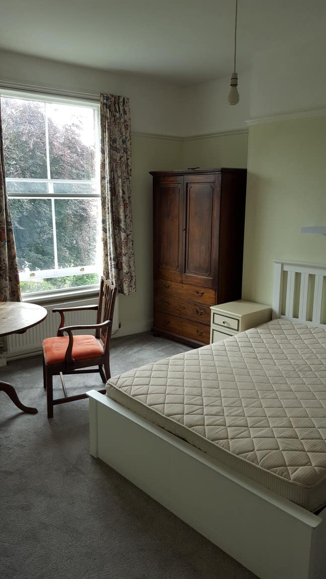 Large Quiet Room in Beautiful Square Main Photo