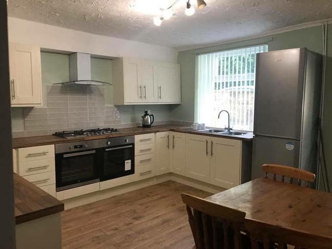 Double Bedroom in  a 4 Bedroom House. Main Photo
