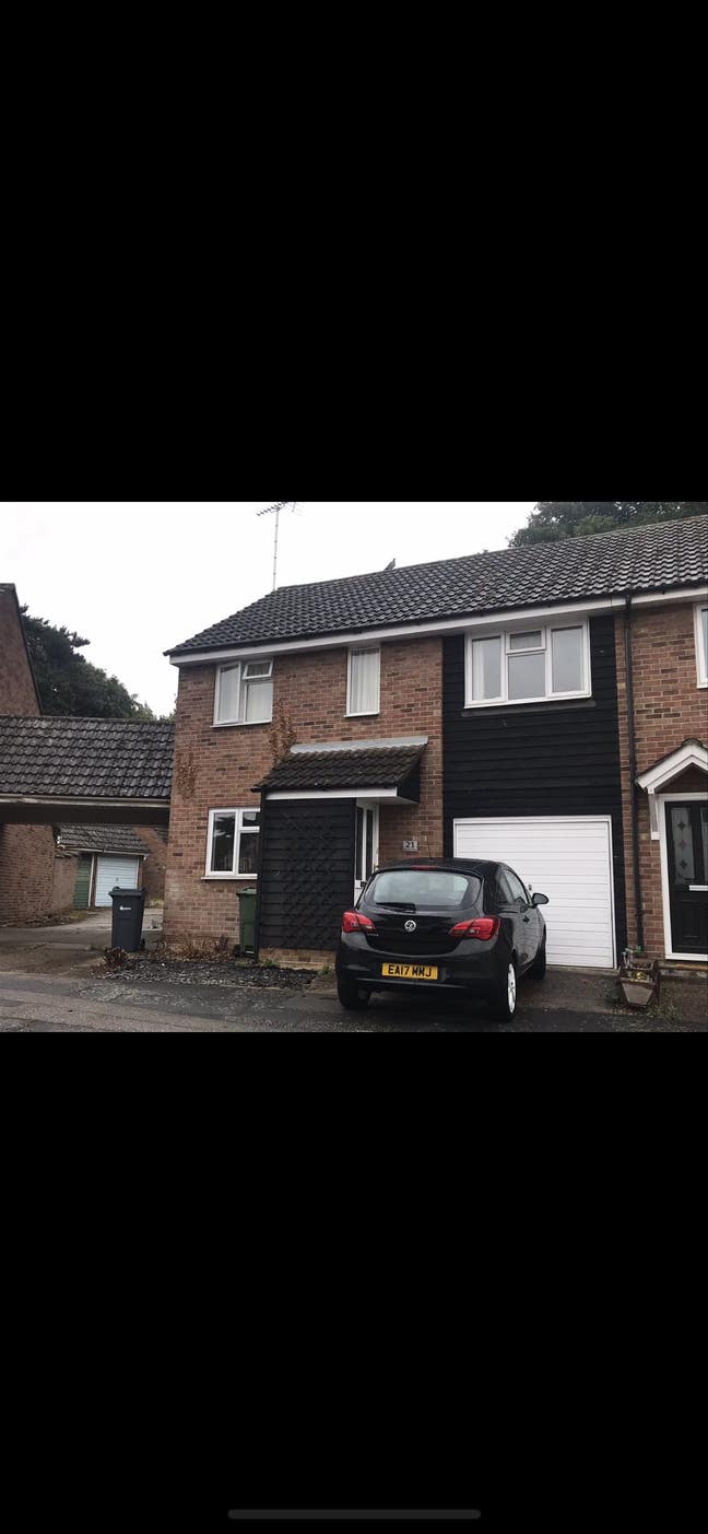 Double room in clean, comfortable house share. Main Photo