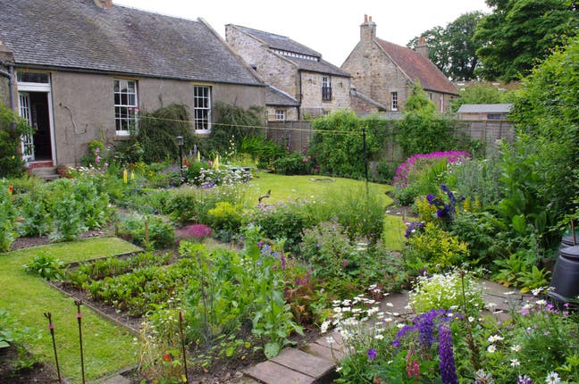 Country cottage 25 mins from city centre Main Photo