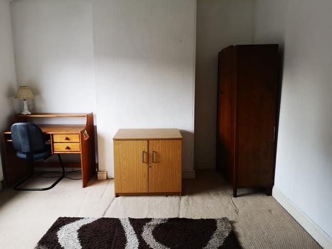 Large Double Room- Short term  Main Photo