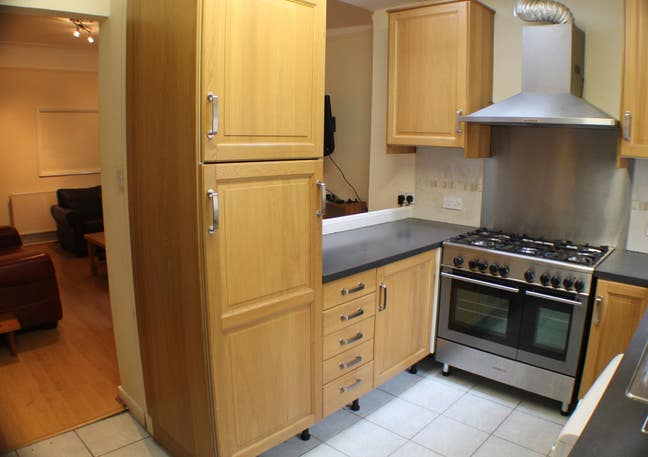 Large double, Rent incl. internet, cleaner & c.tax Main Photo