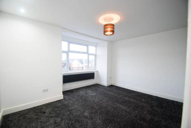 Fabulous one bed flat moments from Redbridge Stn Main Photo