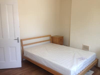 Canning Town - Large En-suite room to let.  Main Photo
