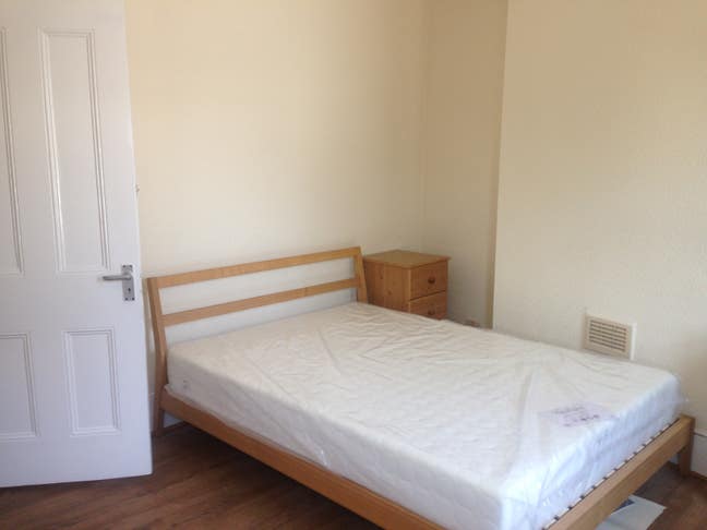 Canning Town - Large En-suite room to let.  Main Photo