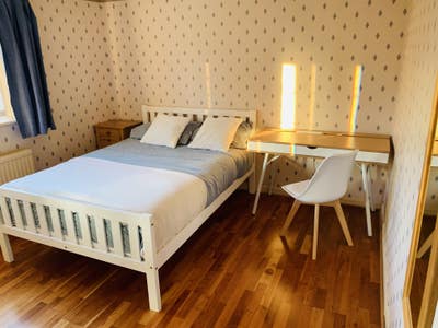 Central Aylesbury Quiet Spacious Double Room Main Photo