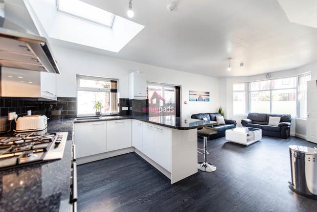 Spacious Double Room for Professionals  Main Photo