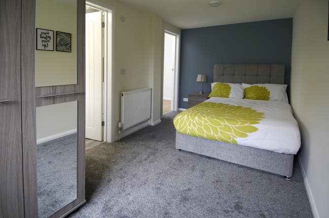 Beautifully refurbished en suite rooms to let Main Photo